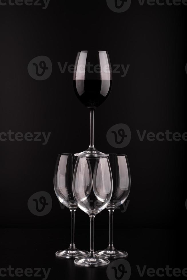 bicchieri di vino con sfondo nero foto