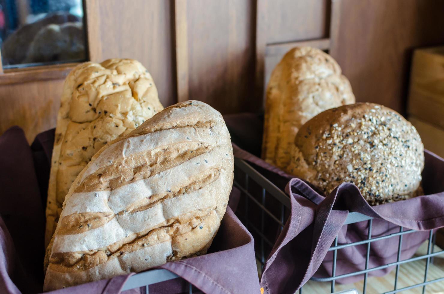 cestini di pane fresco foto