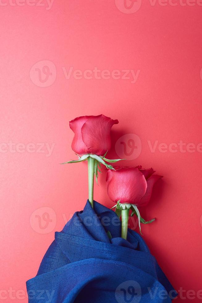 rose su uno sfondo rosso, concetto per il giorno di San Valentino foto