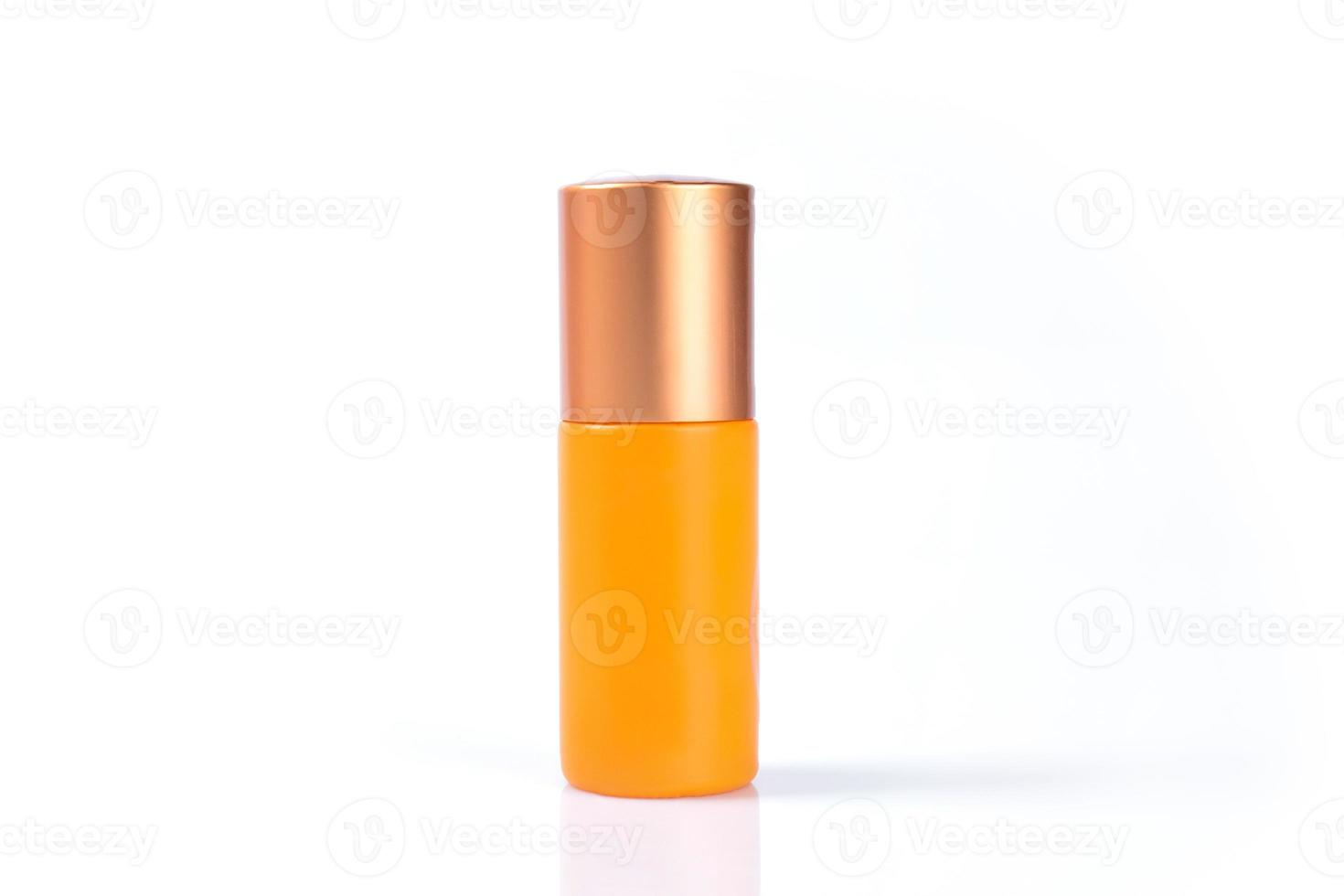 bottiglia di plastica cosmetica arancione isolata su priorità bassa bianca foto