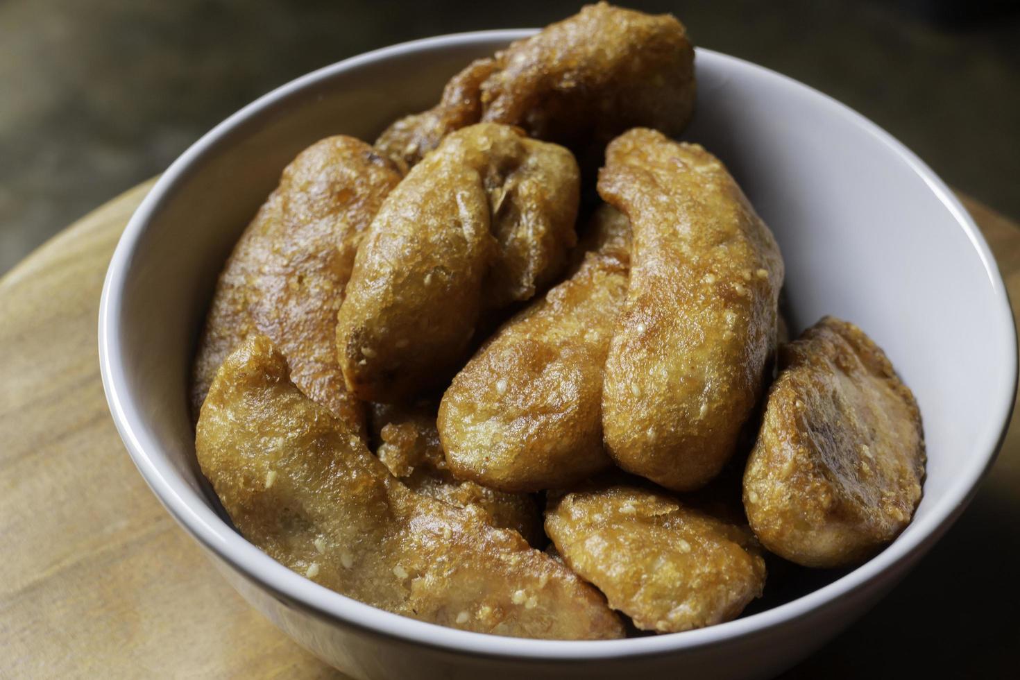 piantaggine fritte in una ciotola foto