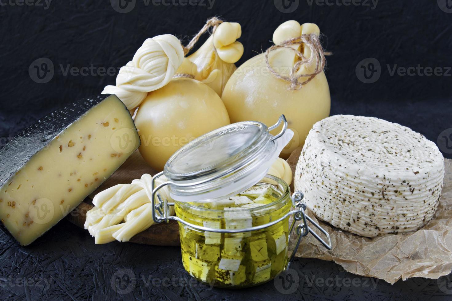 diversi tipi di formaggio su uno sfondo nero foto