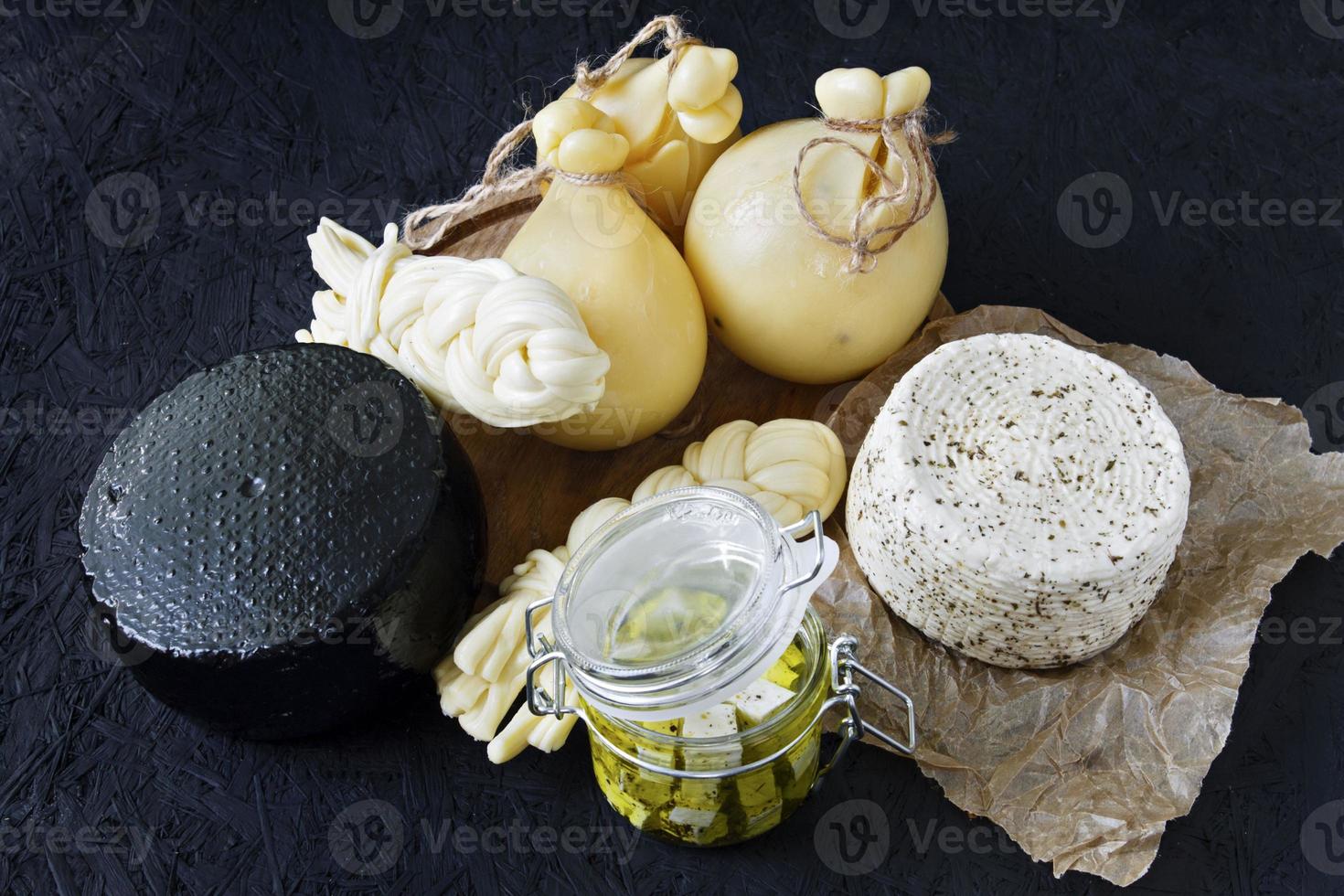 diversi tipi di formaggio su uno sfondo nero foto