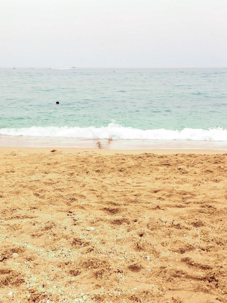 ammirare il d'oro spiaggia e nuvoloso cieli un' sbalorditivo Visualizza foto