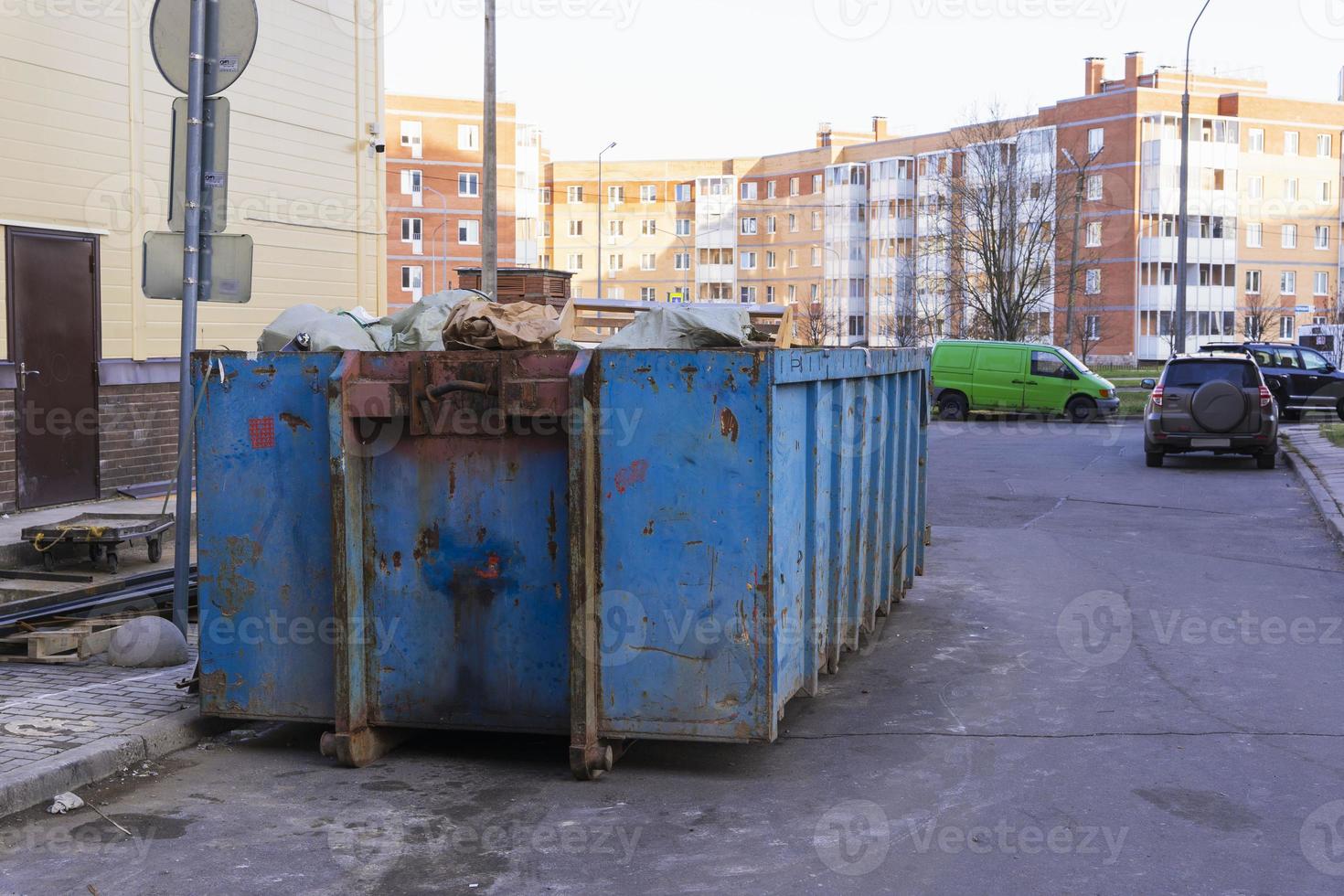 bidone della spazzatura industriale blu durevole in metallo per la  spazzatura all'aperto in cantiere. cestino grande per rifiuti domestici o  industriali. un mucchio di rifiuti. 4542467 Stock Photo su Vecteezy