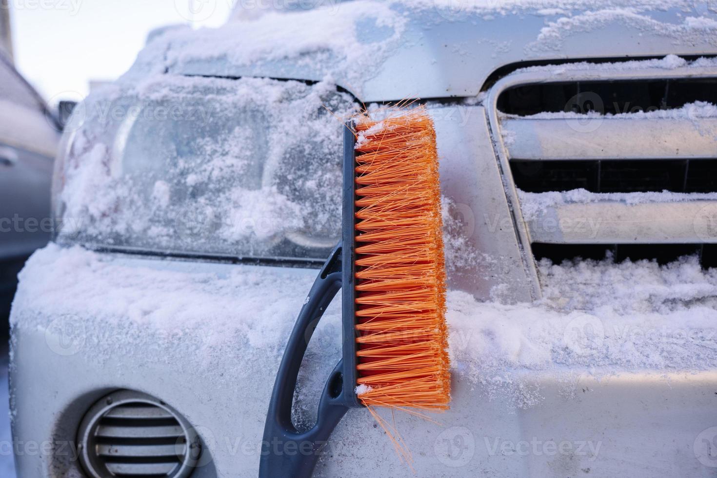 auto spazzola-raschietto per pulizia il auto a partire dal neve e ghiaccio foto