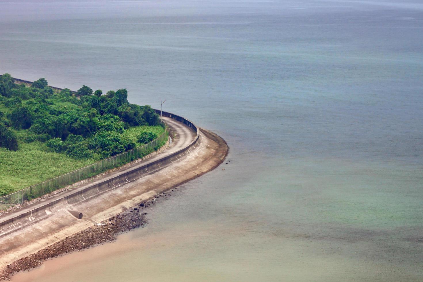 foto aerea di uno specchio d'acqua