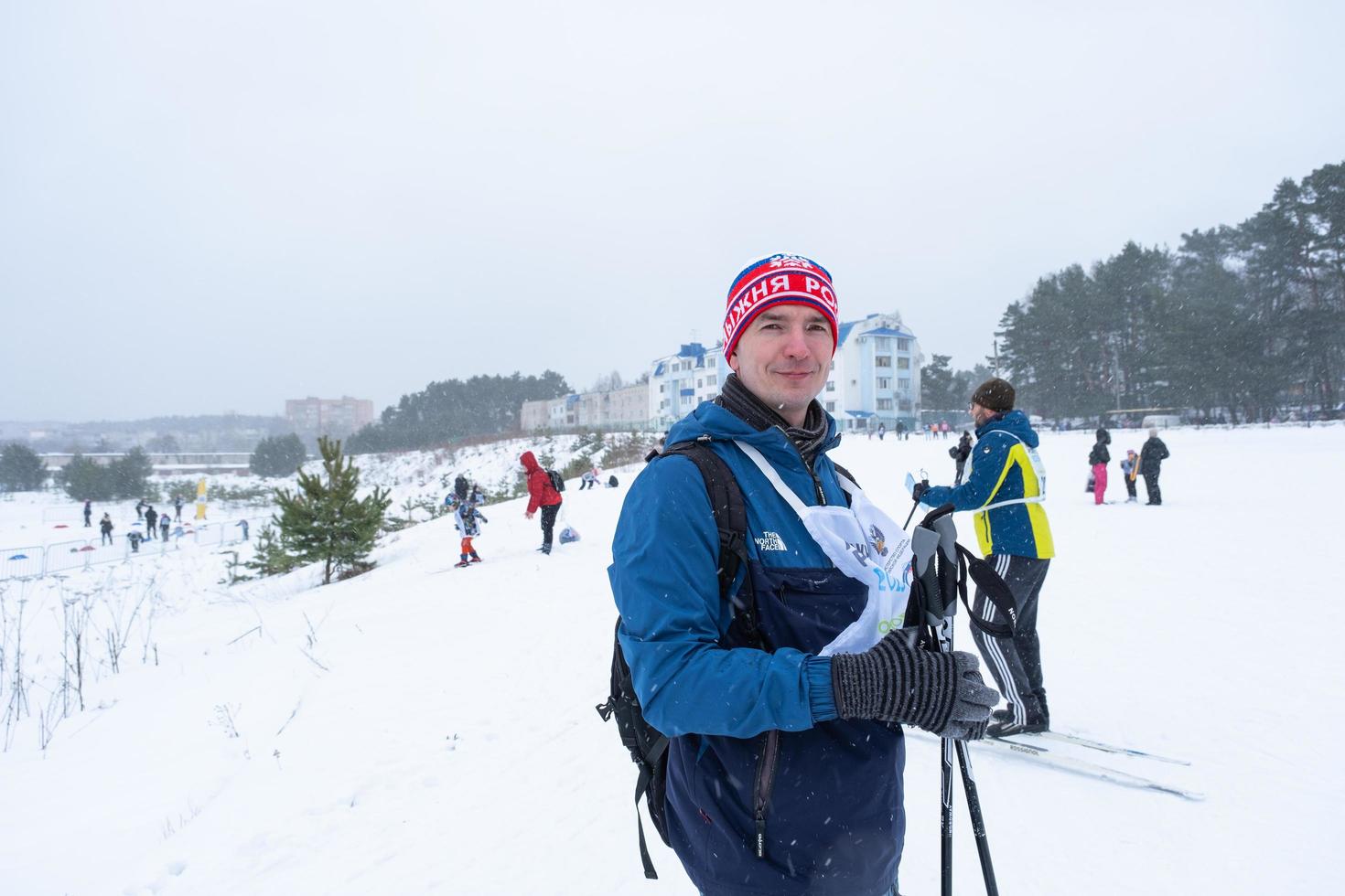 annuale tutto russo gli sport evento azione sciare traccia di Russia. sportivo stile di vita per adulti, figli, famiglia vacanza su sci di fondo sciare - massa gara su un' nevoso traccia. Russia, kaluga - marzo 4, 2023 foto