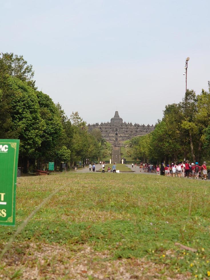 Borobudur tempio edificio visto a partire dal il giardino la zona foto