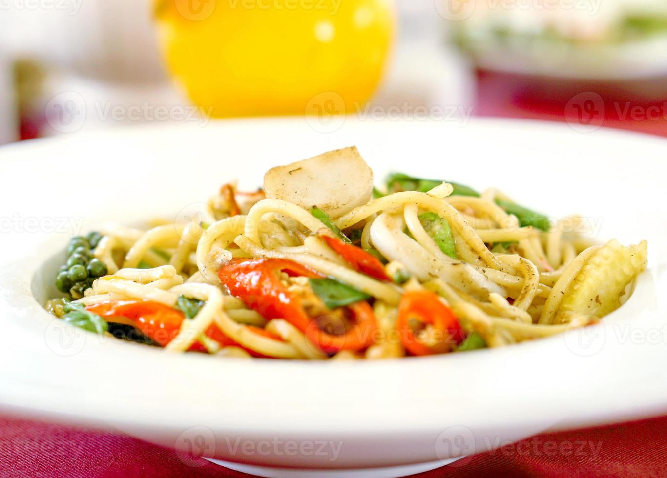 vicino su tailandese stile spaghetti speziato frutti di mare su bianca piatto. foto