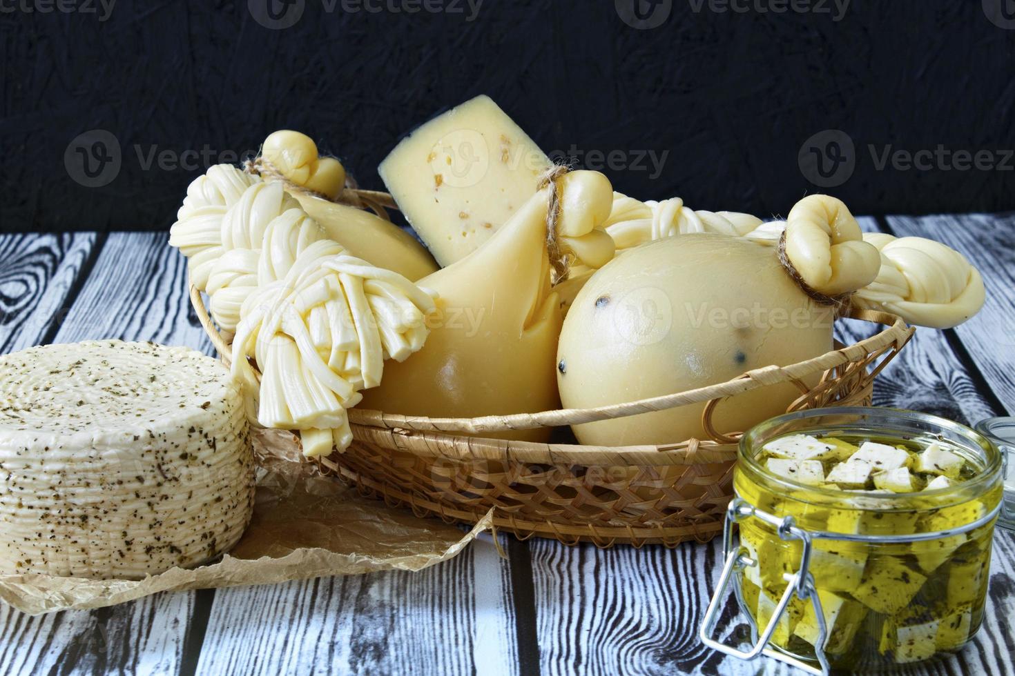 diversi tipi di formaggi su uno sfondo di legno foto