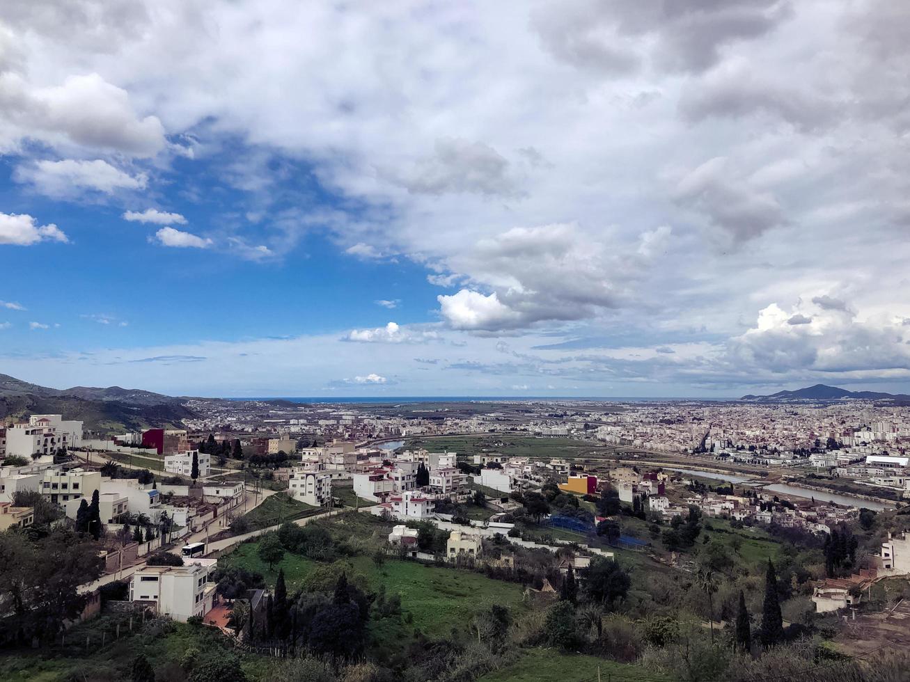 panoramico e mozzafiato Visualizza di il pittoresco paesaggio Il prossimo per il città, cattura il contrasto fra il sereno bellezza di natura e il dinamico energia di urbano vita foto