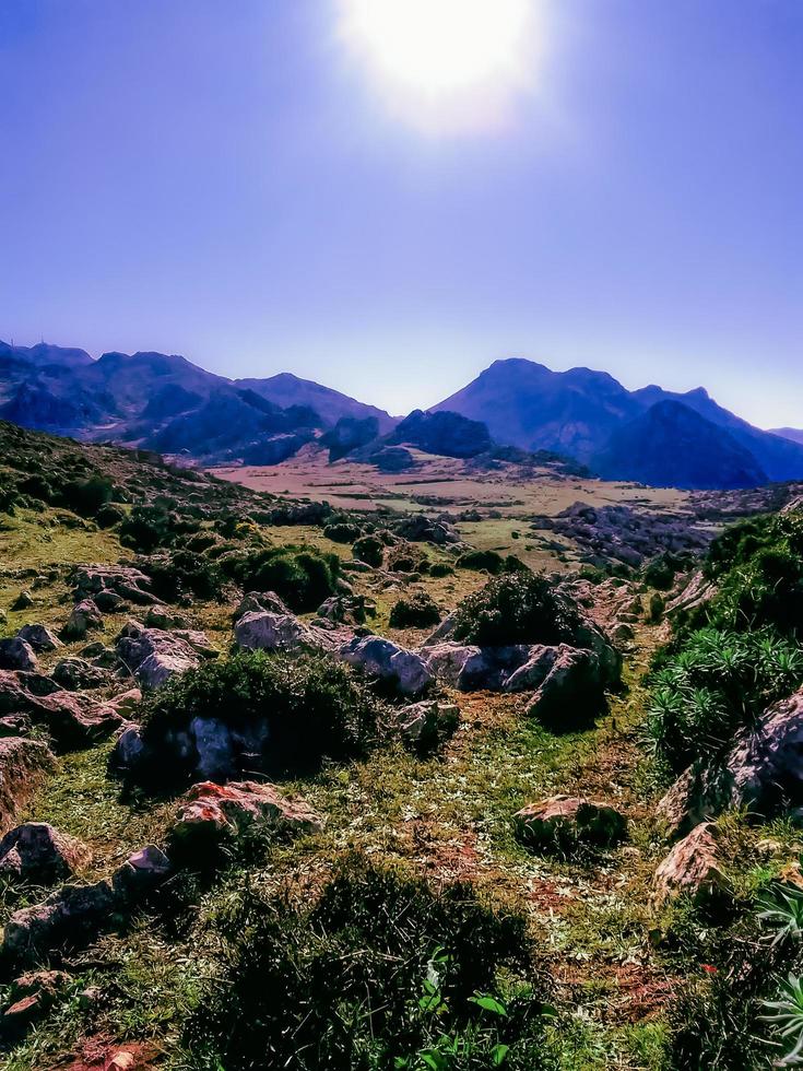 imbarcarsi su un avventura attraverso il maestoso e aspro terreno di un' montagna paesaggio foto