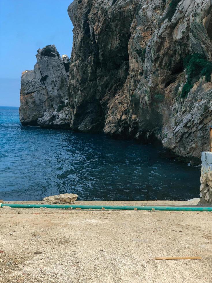 svelare il incontaminata bellezza formazione di un' spiaggia su un' roccioso ripiano foto