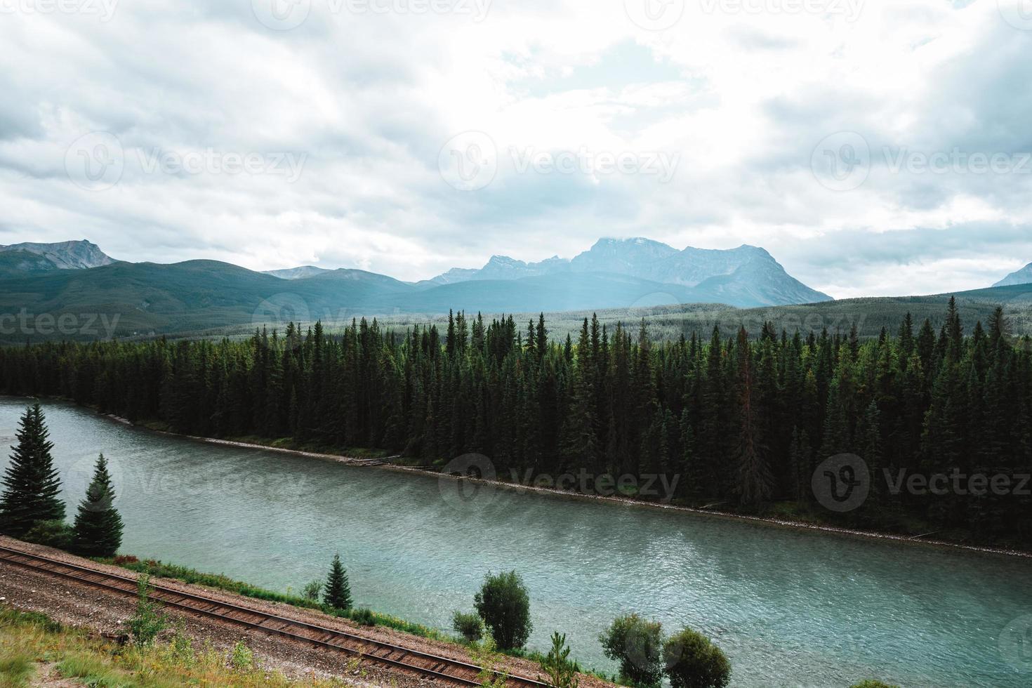 di morant curva, arco fiume flussi attraverso foresta e ferrovia traccia. tempesta montagna nel il sfondo. castello scogliera punto di vista, arco valle strada panoramica, Banff nazionale parco, canadese montagne rocciose, alberta, Canada. foto