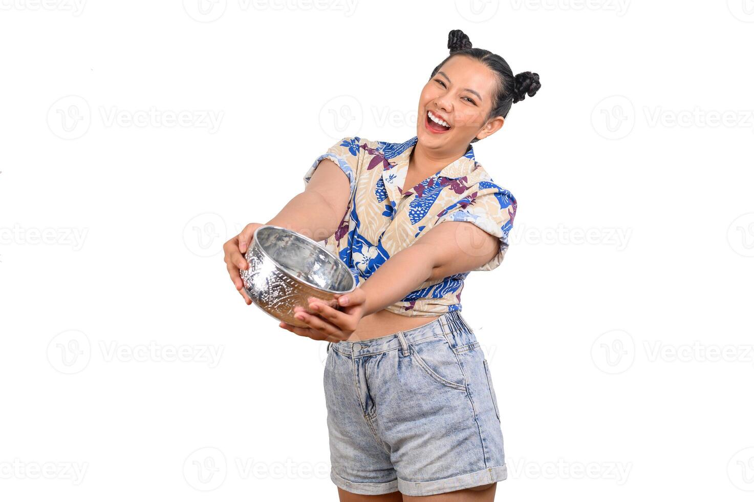 ritratto carino donna nel Songkran Festival con acqua ciotola foto