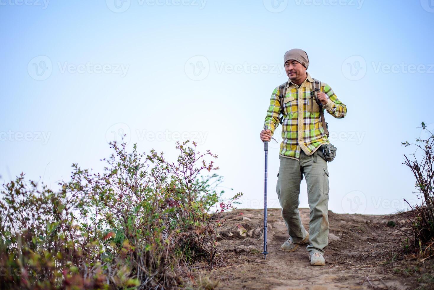 ritratto di uomo escursioni a piedi montagne con zaino foto