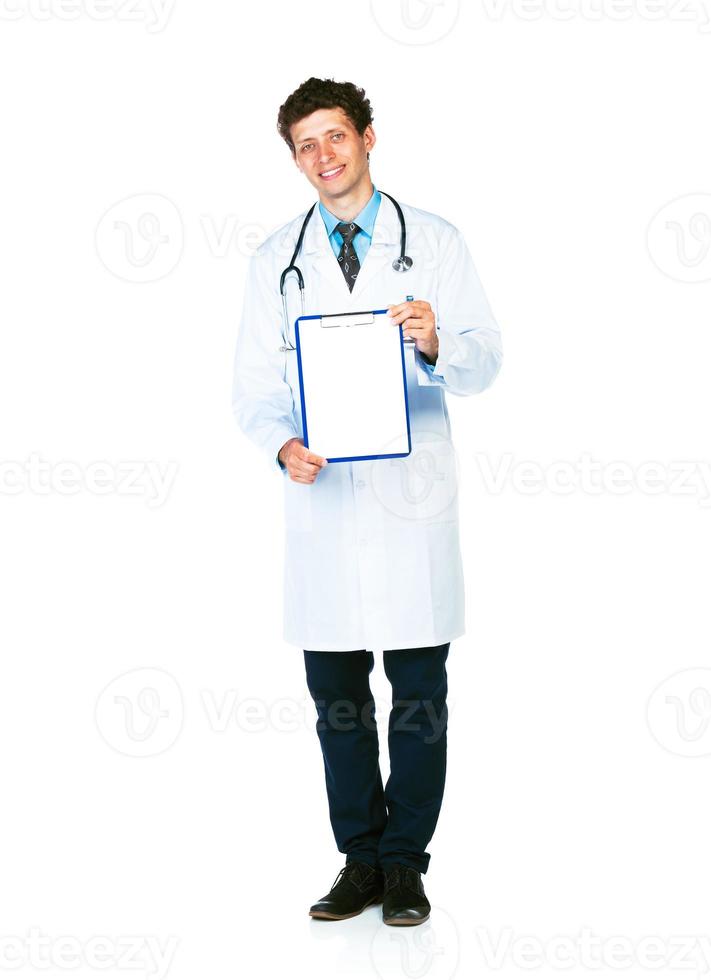 pieno lunghezza giovane sorridente maschio medico mostrando appunti con copia spazio per testo su bianca foto