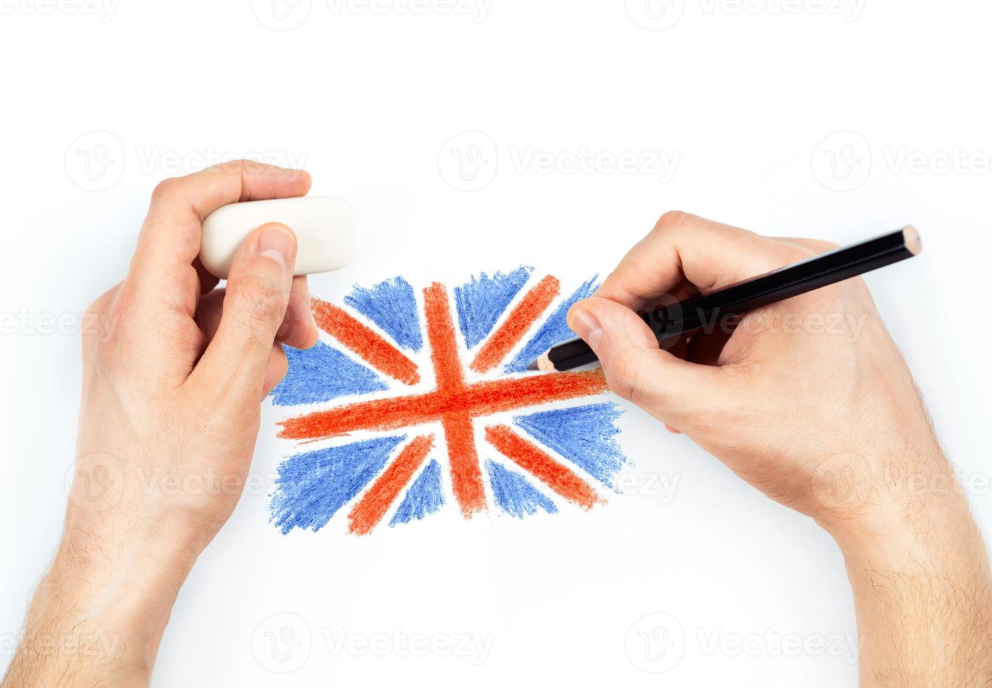dell'uomo mani con matita disegna bandiera di unito regno di grande britannico su bianca foto
