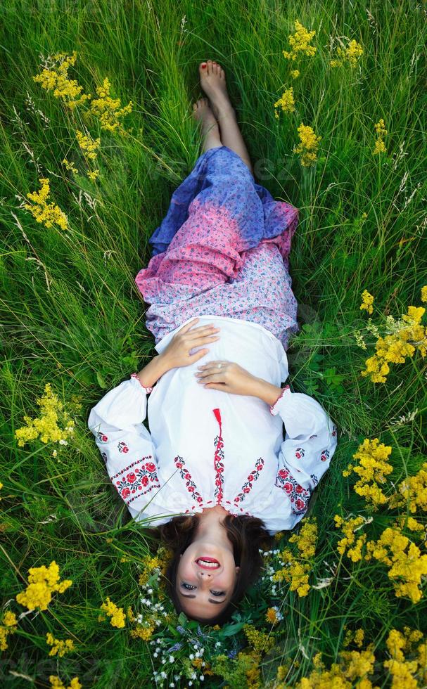 giovane bellissimo sorridente ragazza nel ucraino costume con un' ghirlanda su il suo testa foto