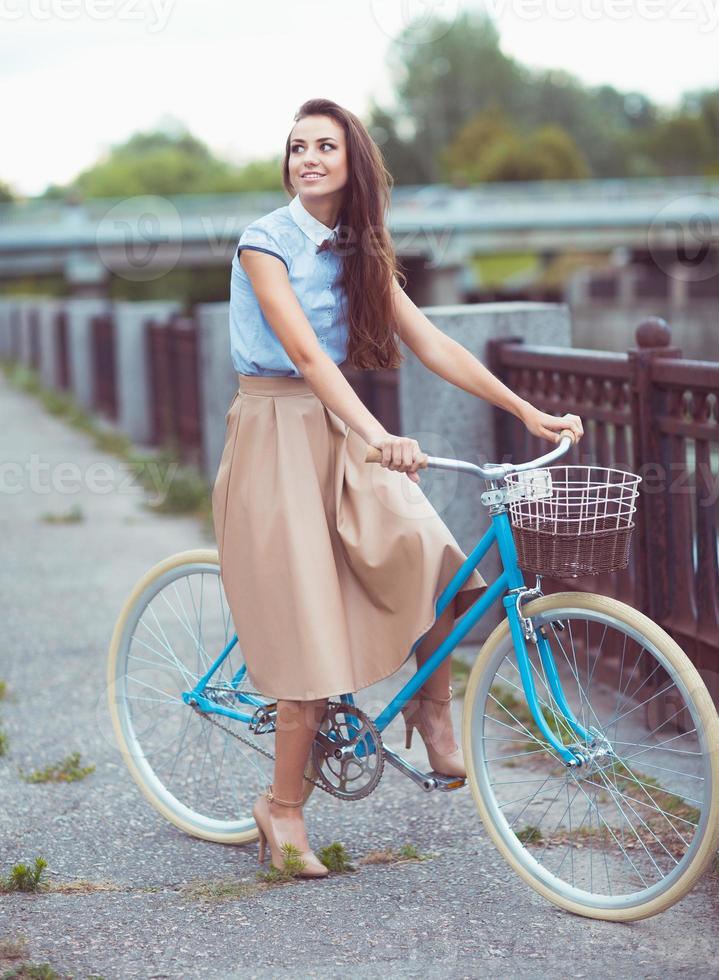 giovane Bellissima, elegantemente vestito donna, estate e stile di vita foto