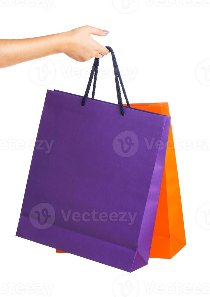 Due carta shopping borse nel donna mano con riflessione su bianca foto