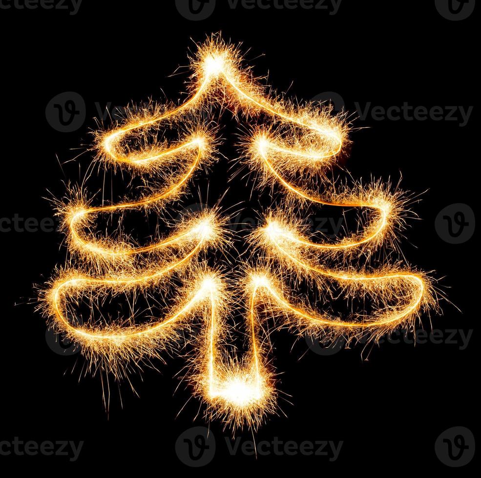 albero di natale fatto da sparkler su un nero foto