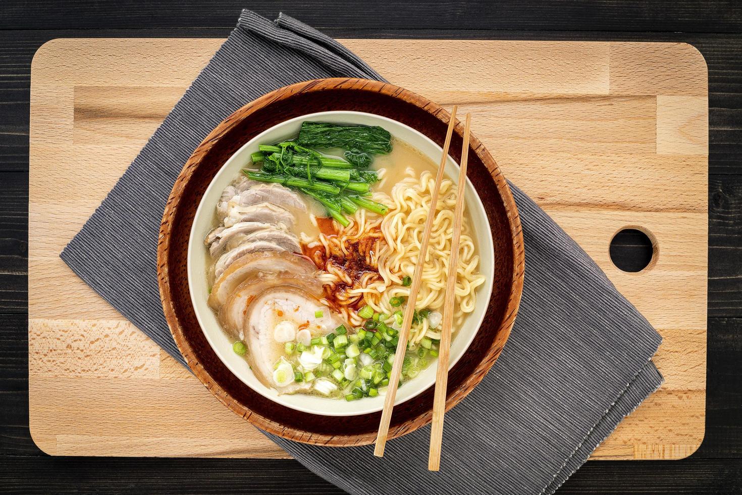 ciotola di ramen su un tagliere foto