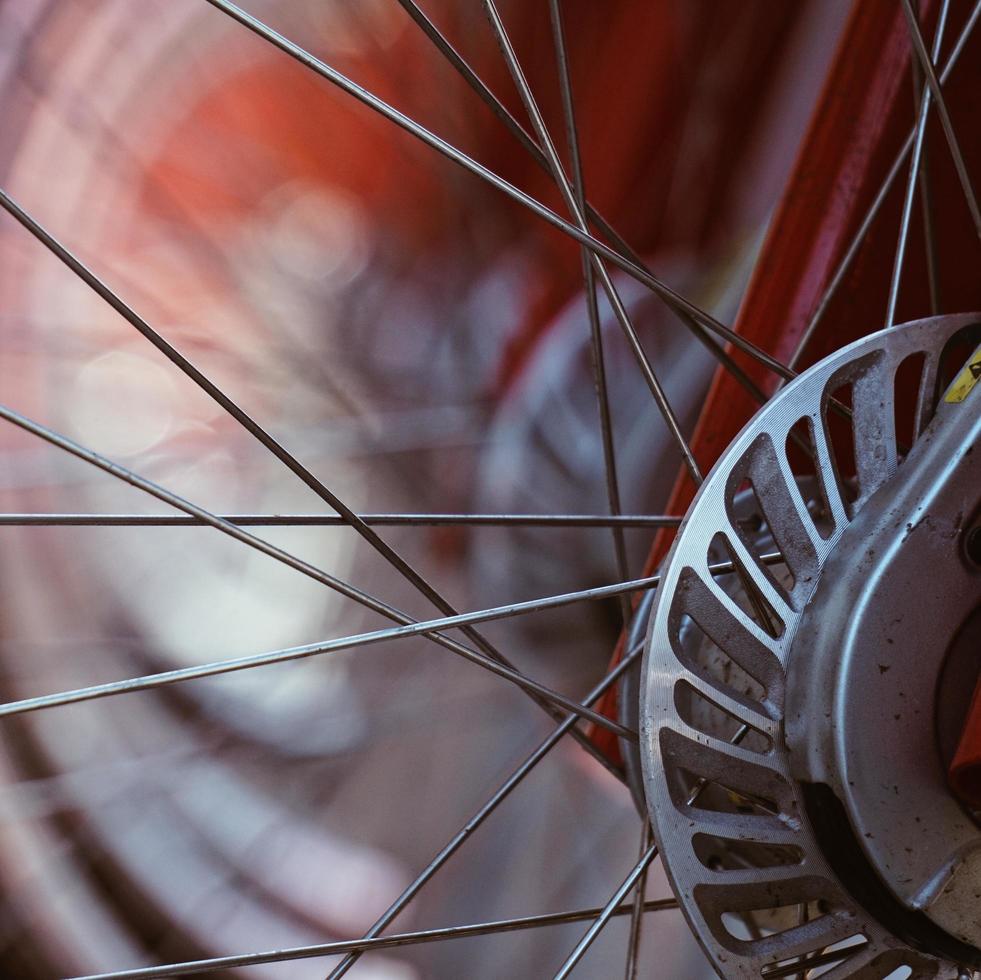 primo piano di ruote a raggi di bicicletta foto