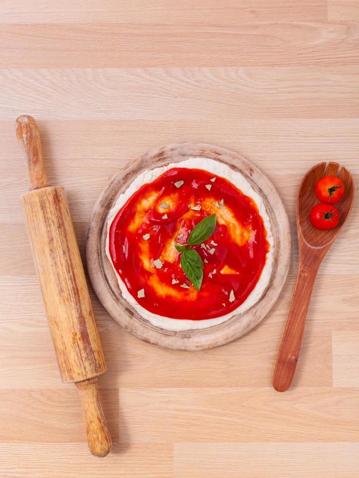 vista dall'alto di preparazione della pizza foto