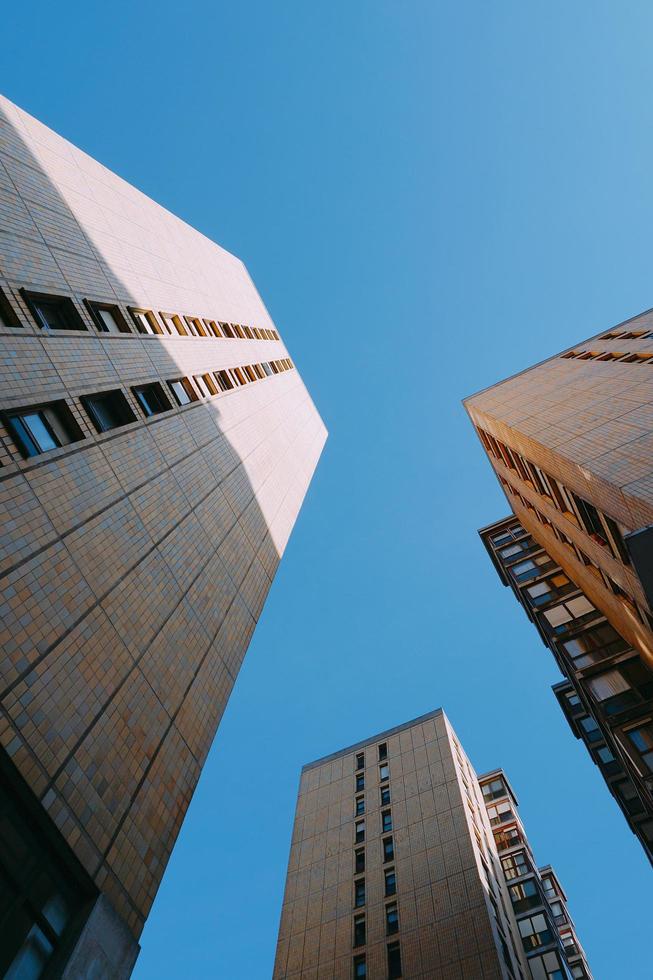 vista dal basso della costruzione di architettura nella città di bilbao, spagna foto