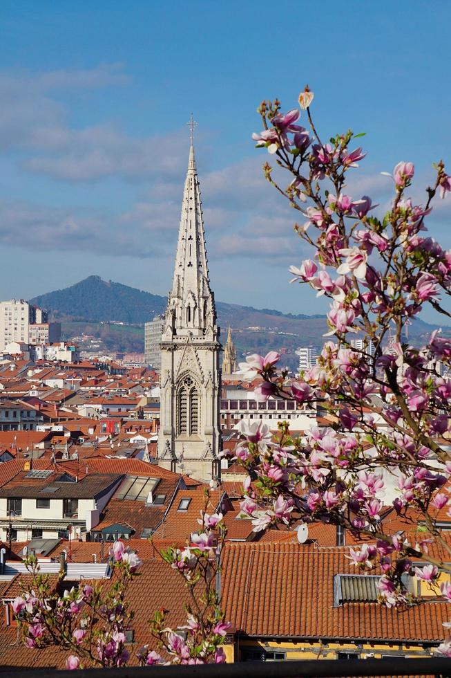 architettura della costruzione della chiesa nella città di bilbao, spagna foto