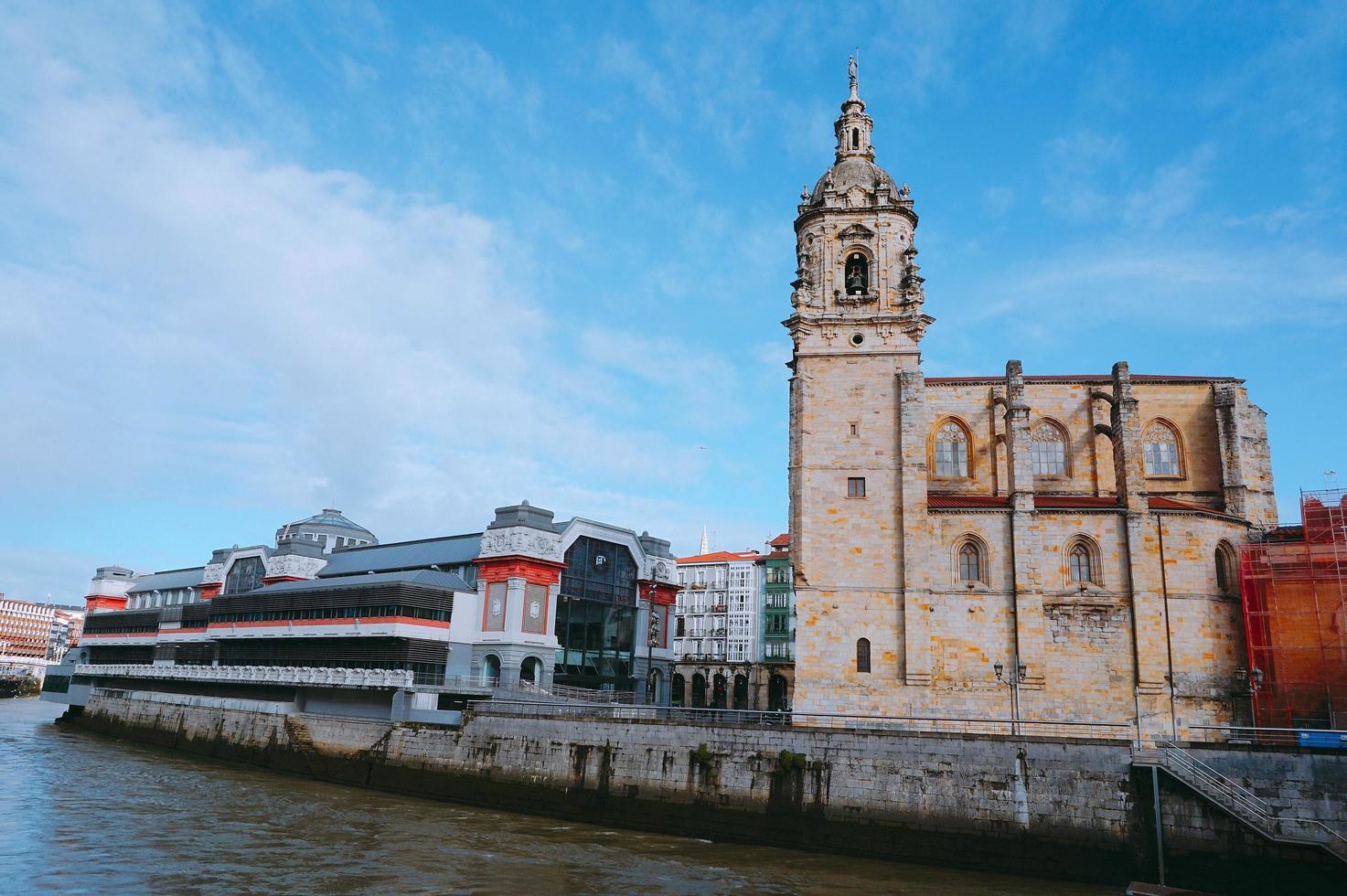 architettura della chiesa nella città di bilbao, spagna foto