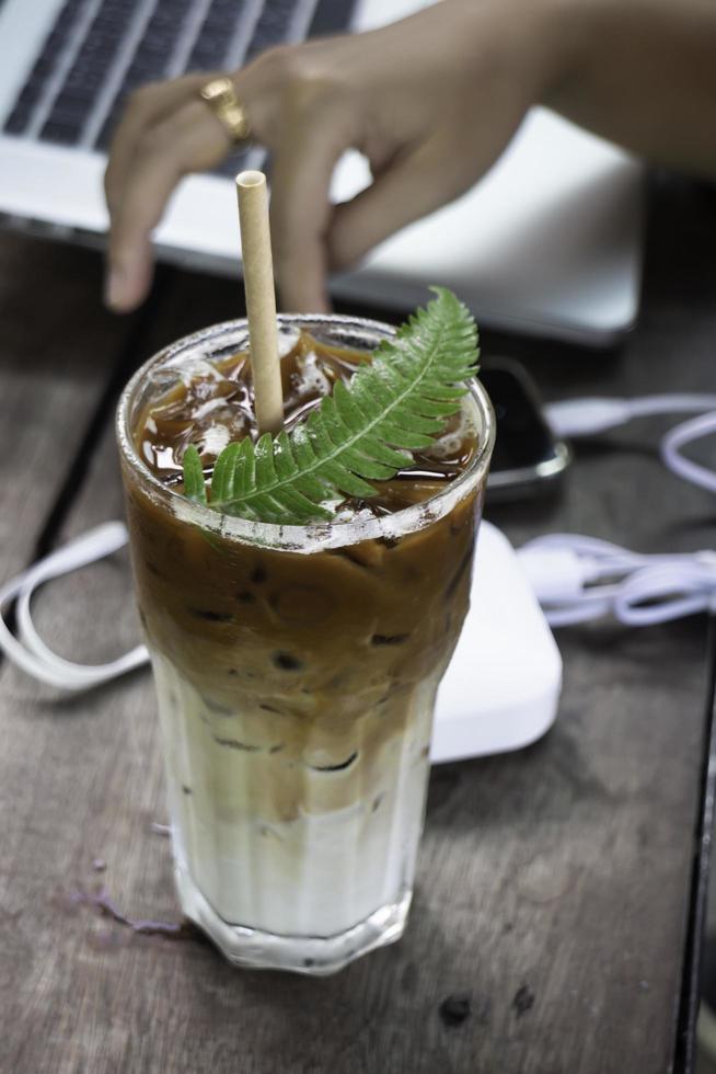 caffè ghiacciato su un tavolo foto