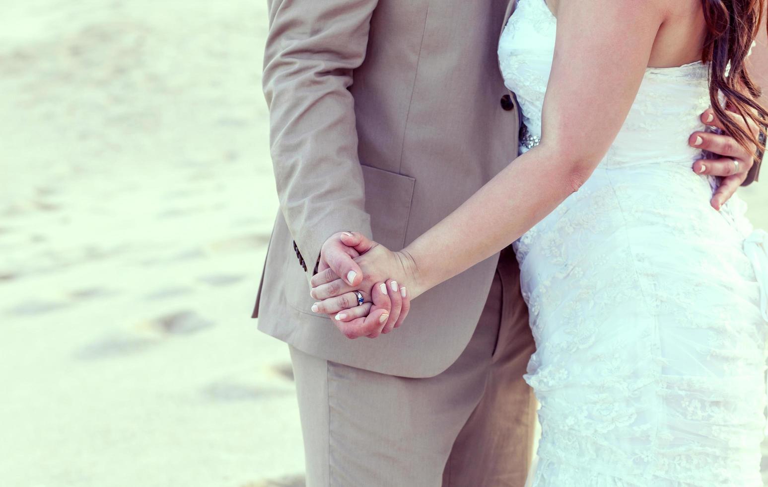 sposa e sposo su una spiaggia tropicale foto