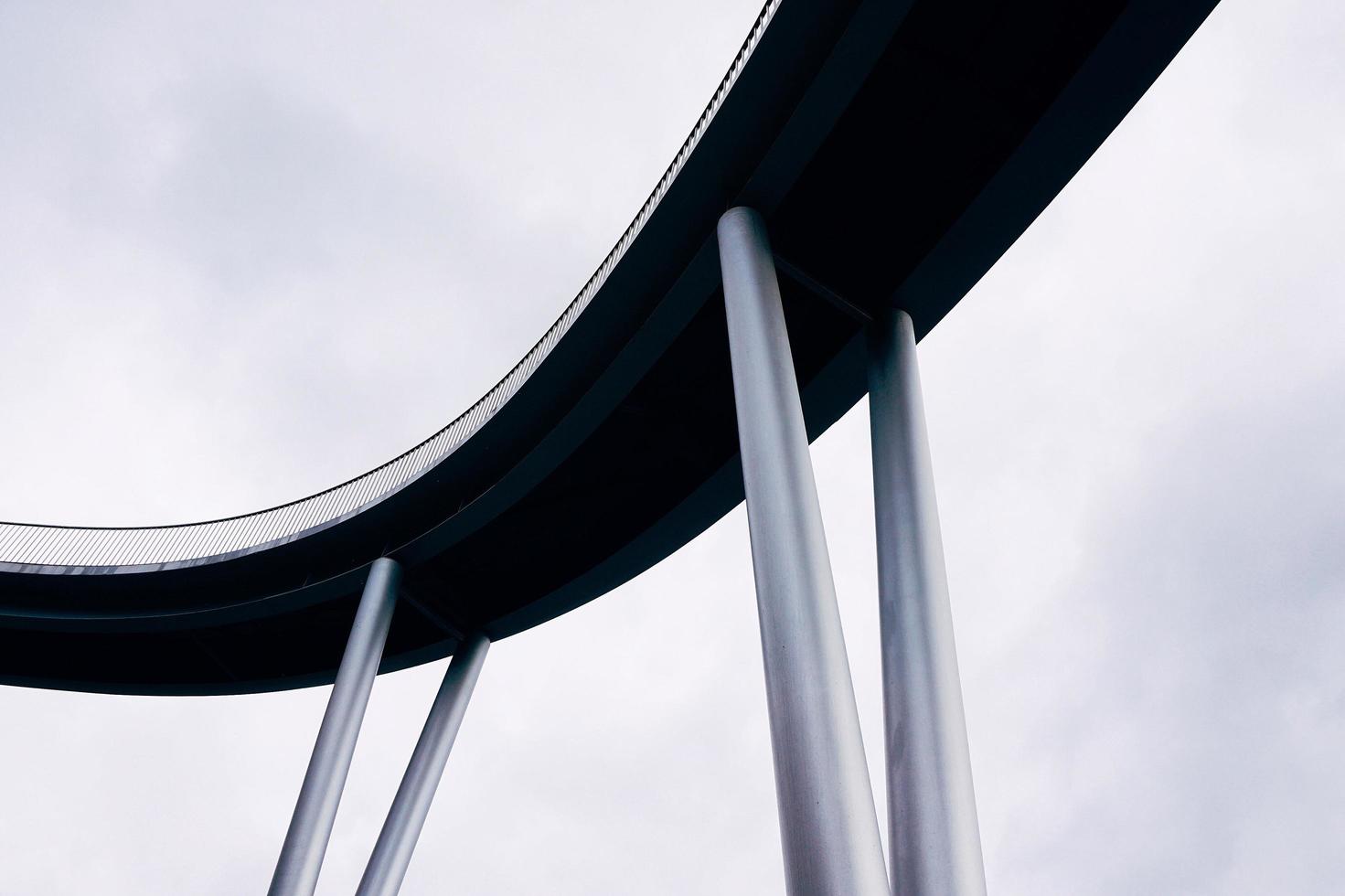 architettura del ponte nella città di bilbao, spagna foto