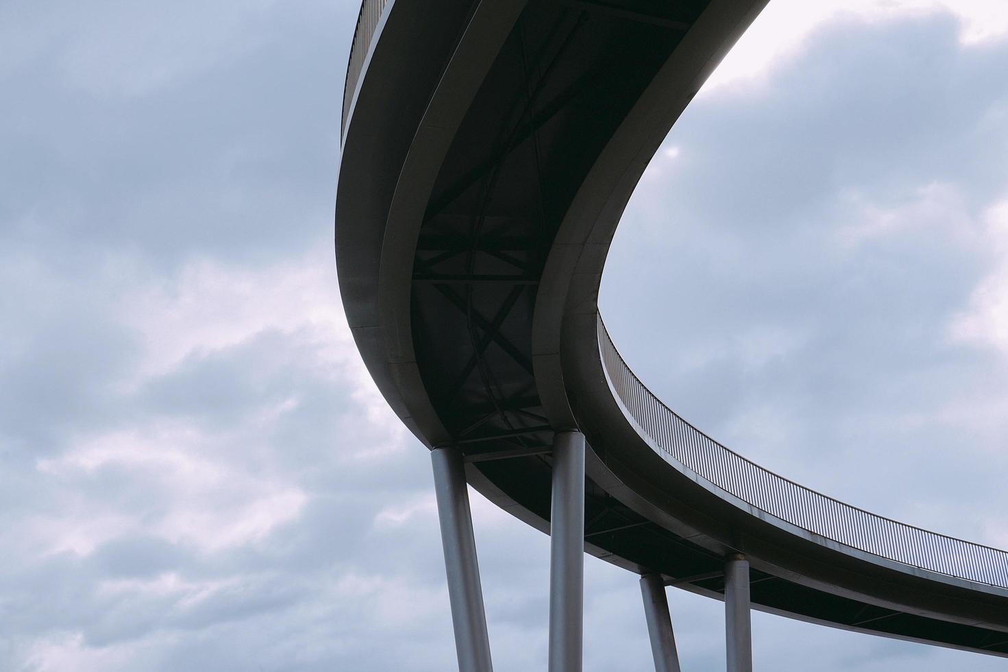 architettura del ponte nella città di bilbao, spagna foto