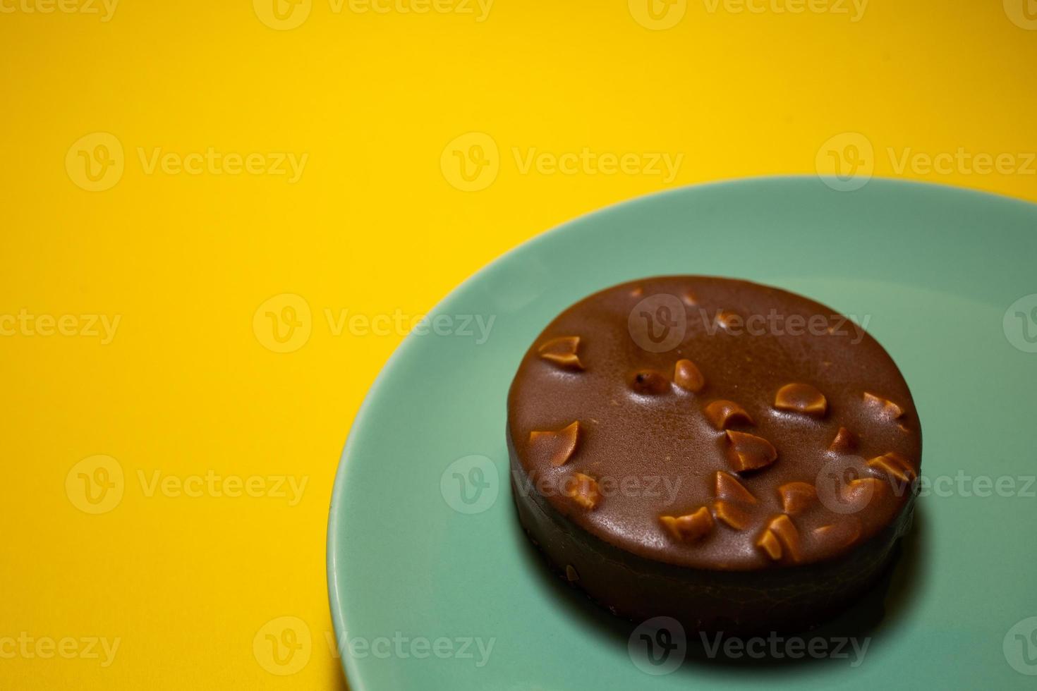 cioccolato crostata su un' verde piatto. giallo sfondo, superiore Visualizza foto