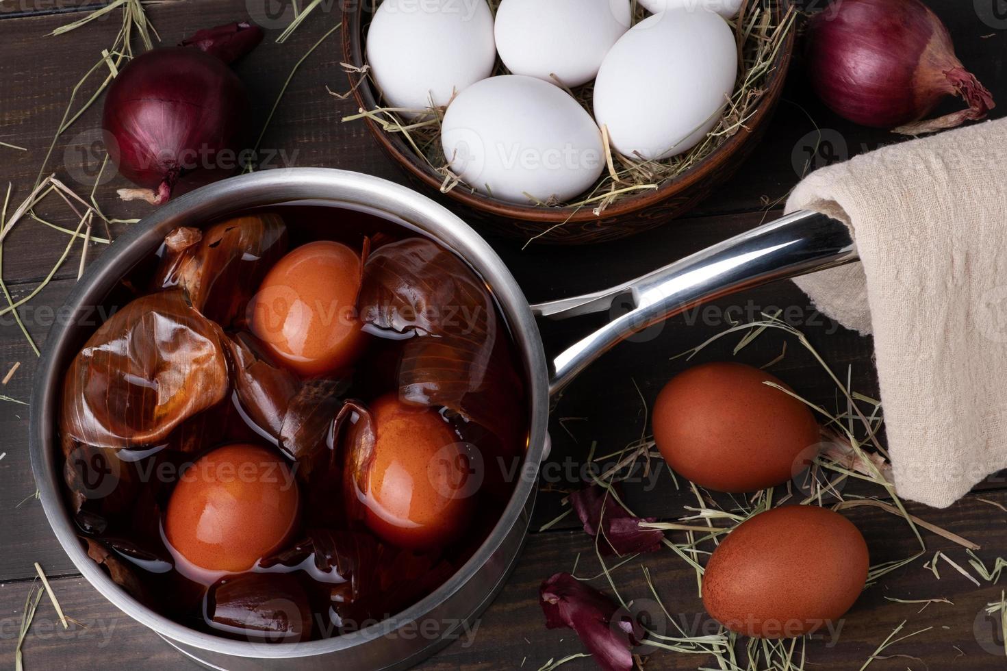 colorazione pollo uova per Pasqua con cipolla sbucciare. foto