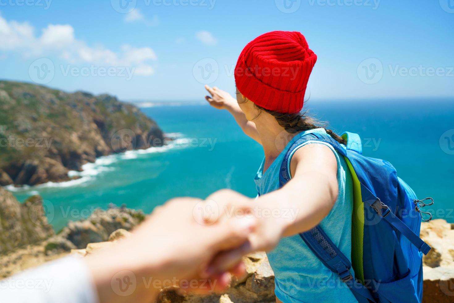 Seguire me - contento giovane donna nel un' rosso cappello e con un' zaino B foto