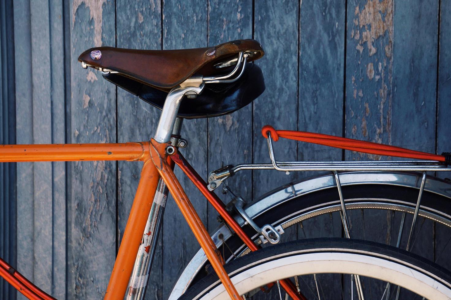 bicicletta arancione sulla strada foto