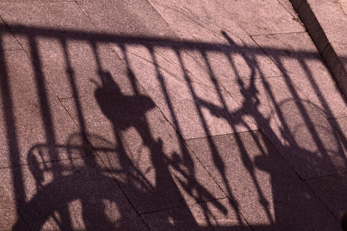 ombra di una bicicletta sulla strada foto