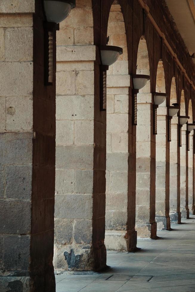 architettura della colonna sulla strada nella città di bilbao, spagna foto