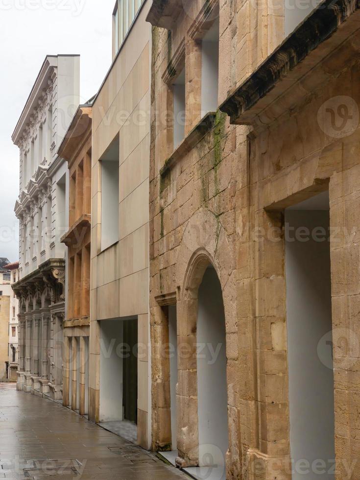 vecchi edifici sulla strada foto