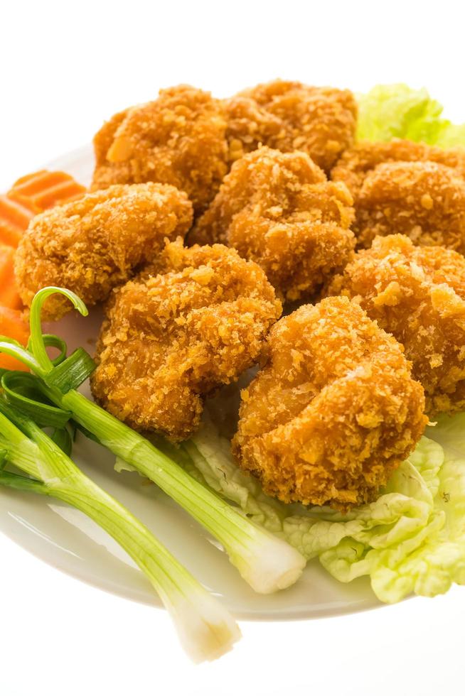 gamberetti fritti o torta di gamberi su un piatto bianco foto