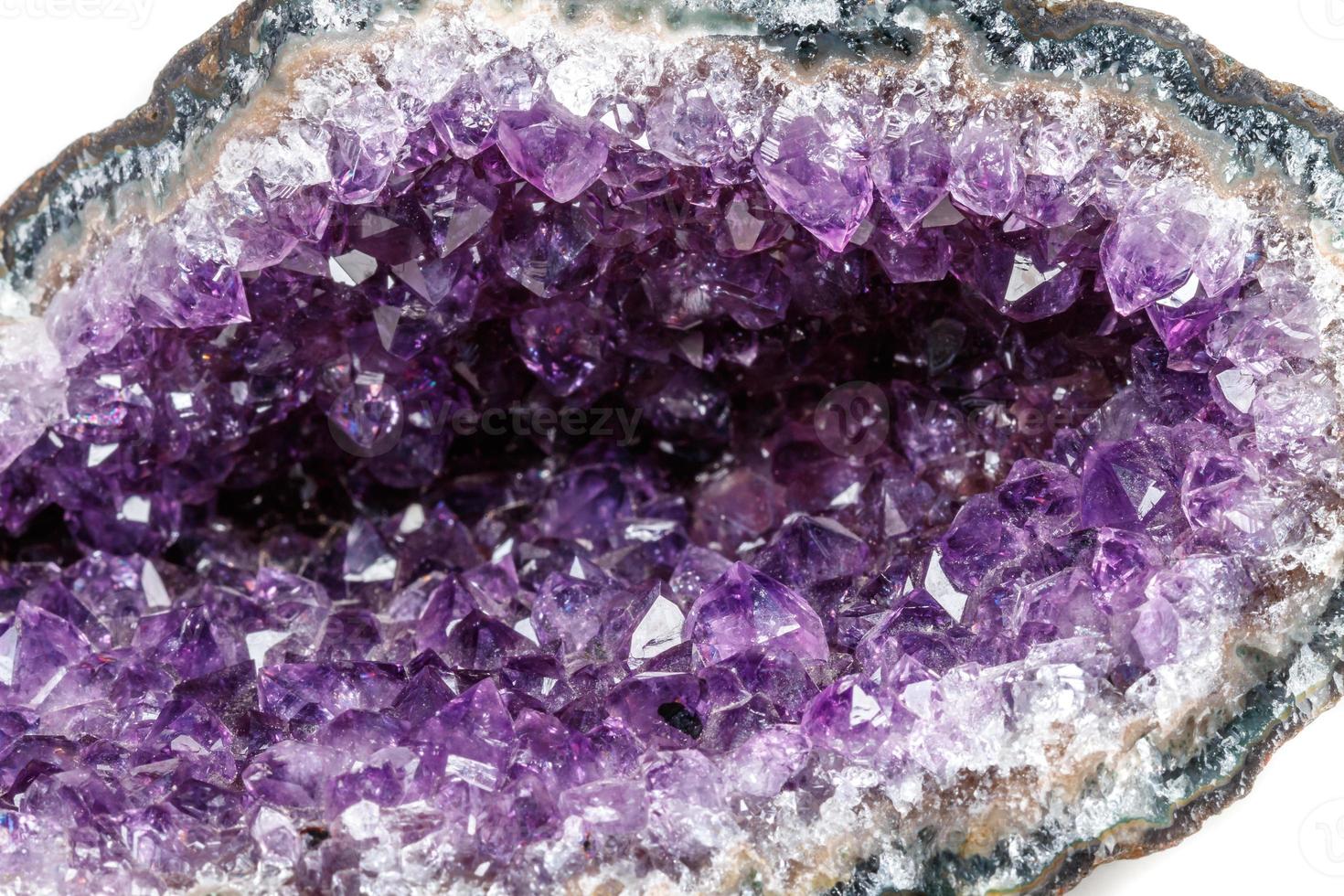 macro minerale pietra ametiste nel il roccia su un' bianca sfondo foto