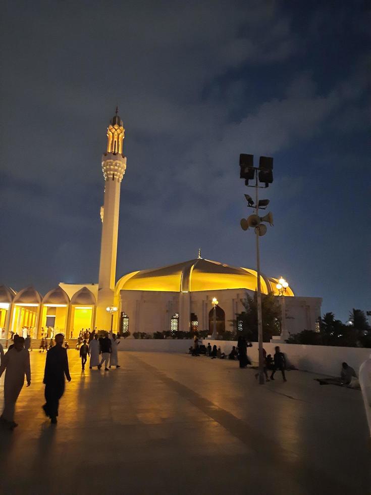 jeddah, Arabia arabia, marzo 2023 - un' bellissimo notte Visualizza di il moschea su il jeddah corniola. foto