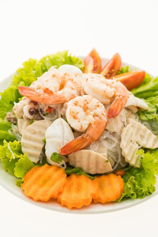 insalata di tagliatelle di pesce piccante, stile tailandese foto