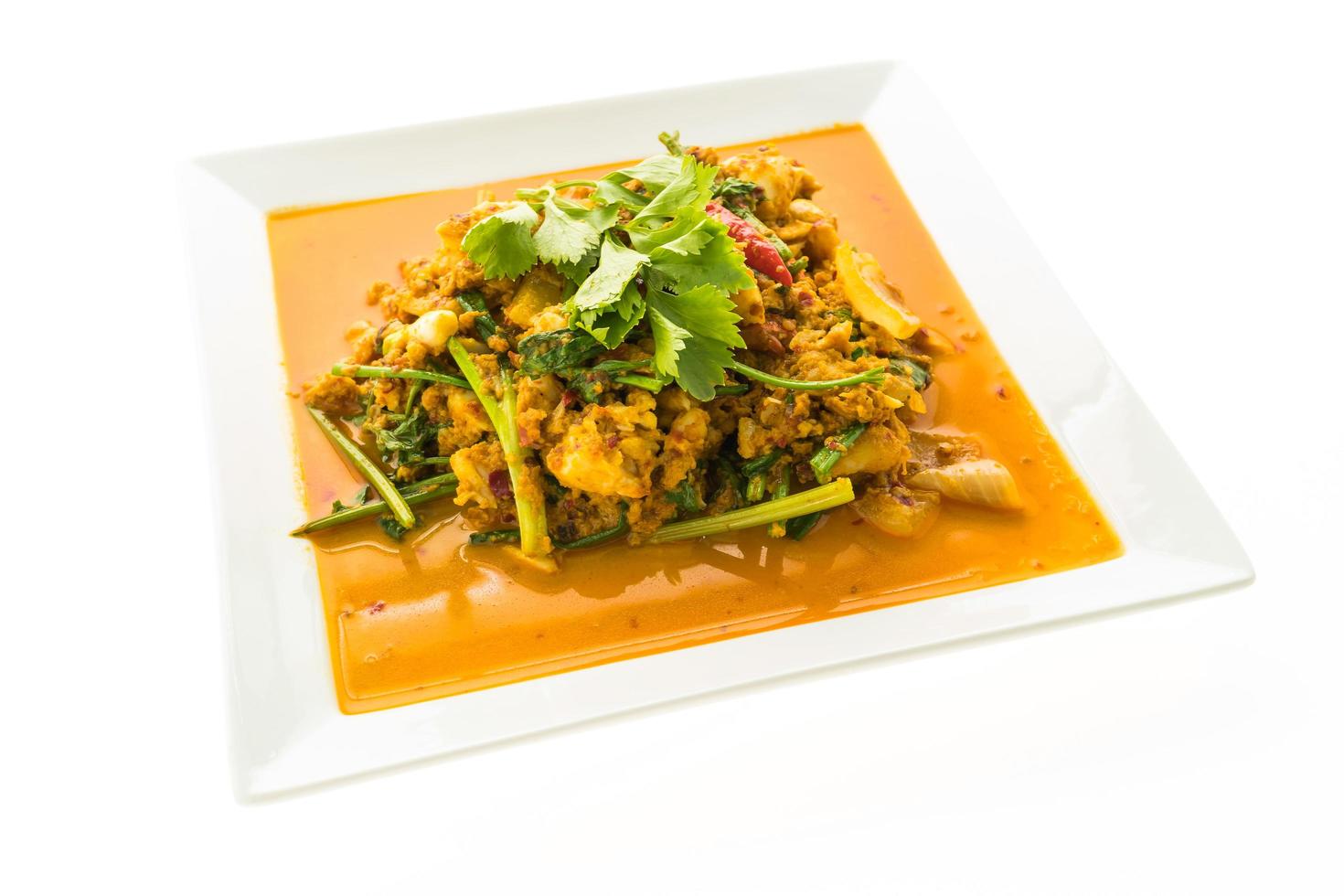 mescolare granchio fritto con curry sul piatto bianco foto