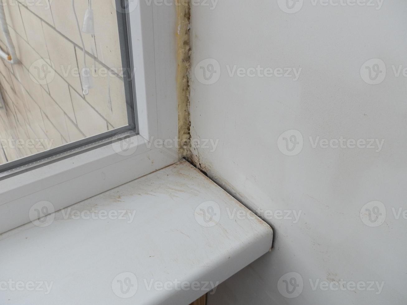 riscaldamento e rivestimento con lastre di un' balcone nel un appartamento Casa foto
